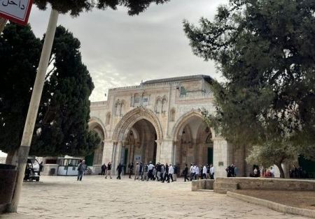 مستوطنون يقتحمون باحات المسجد الاقصى